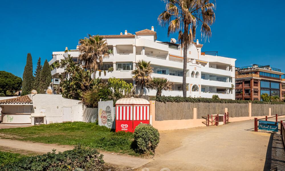 Authentiek, eerstelijns strand appartement te koop met zeezicht op een steenworp van Puerto Banus, Marbella 38658