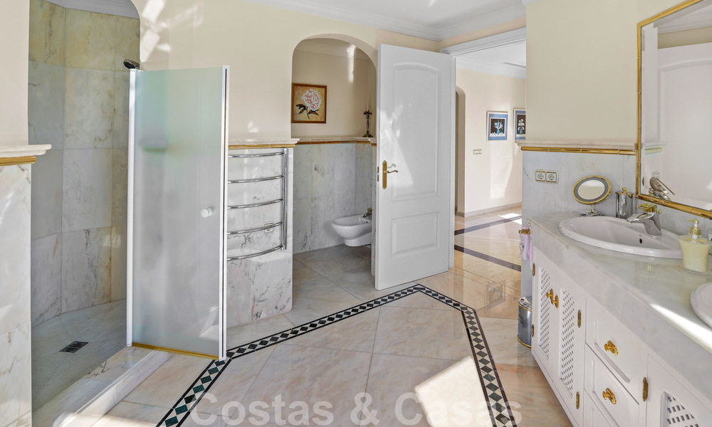 Luxevilla te koop in een klassieke Spaanse stijl, met panoramisch zeezicht in Benahavis - Marbella 38735