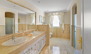 Luxevilla te koop in een klassieke Spaanse stijl, met panoramisch zeezicht in Benahavis - Marbella 38736 