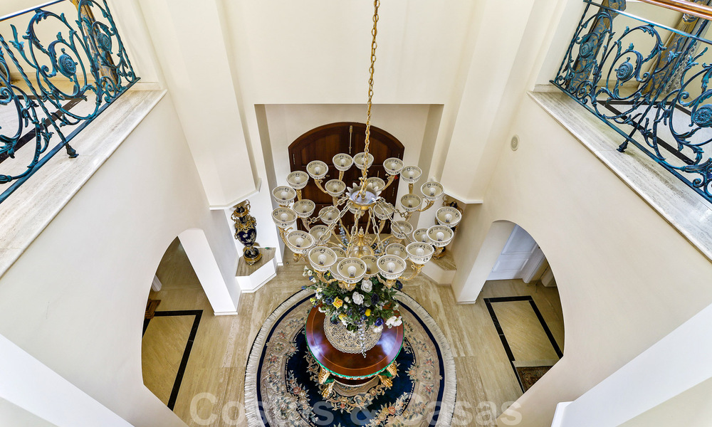 Luxevilla te koop in een klassieke Spaanse stijl, met panoramisch zeezicht in Benahavis - Marbella 38745
