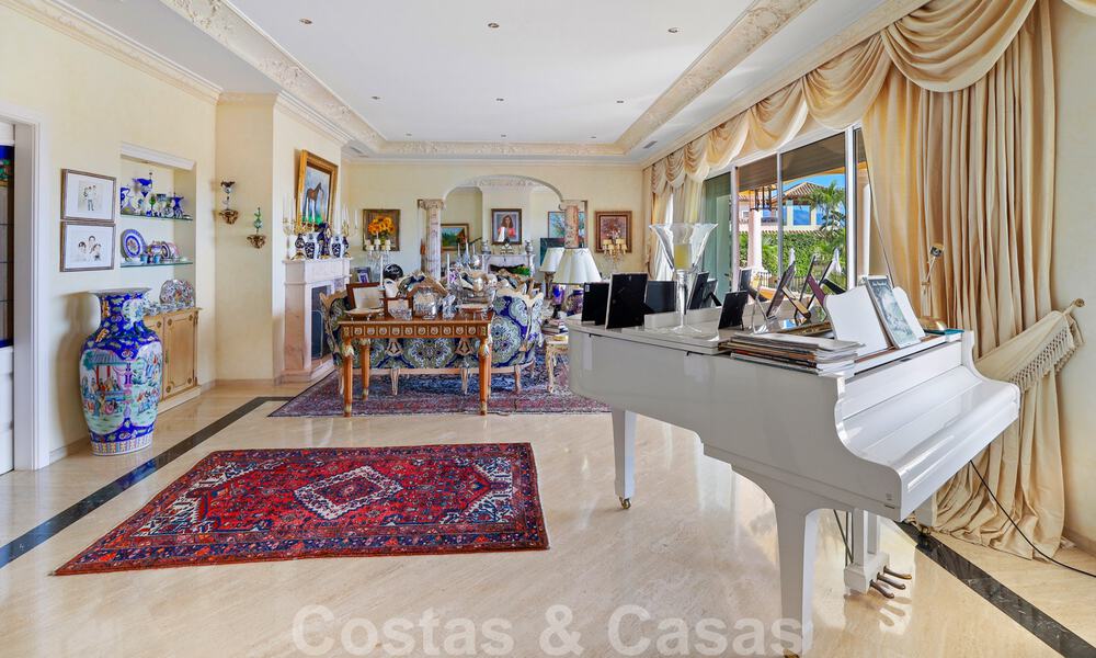 Luxevilla te koop in een klassieke Spaanse stijl, met panoramisch zeezicht in Benahavis - Marbella 38750