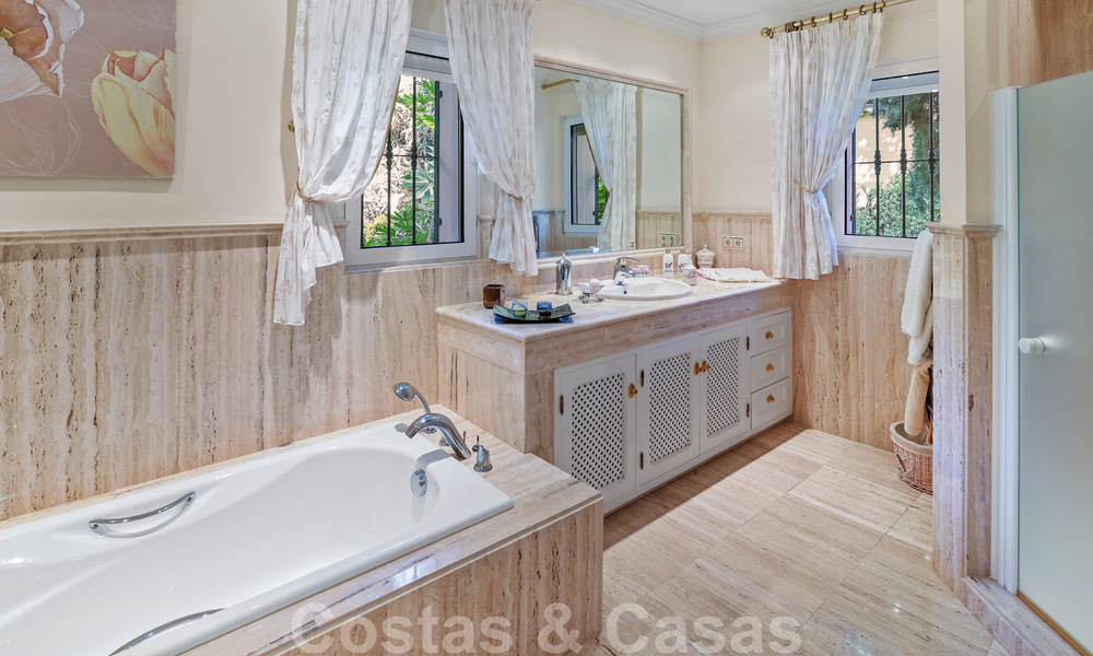 Luxevilla te koop in een klassieke Spaanse stijl, met panoramisch zeezicht in Benahavis - Marbella 38759