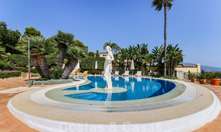 Luxevilla te koop in een klassieke Spaanse stijl, met panoramisch zeezicht in Benahavis - Marbella 38764 