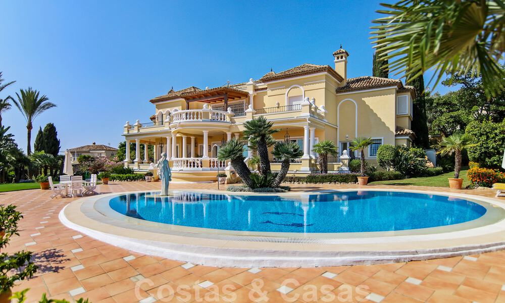 Luxevilla te koop in een klassieke Spaanse stijl, met panoramisch zeezicht in Benahavis - Marbella 38766