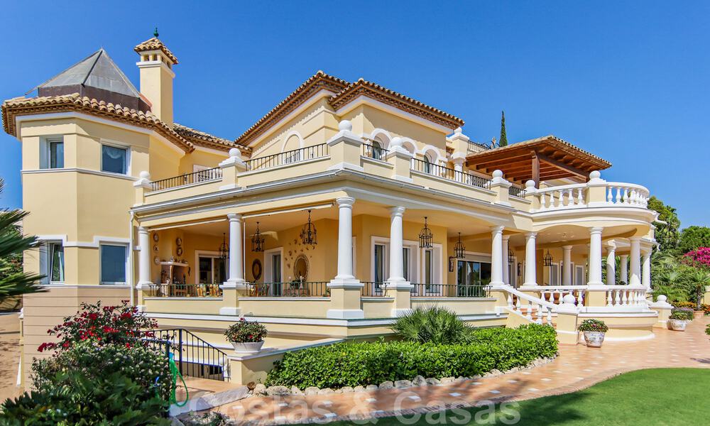 Luxevilla te koop in een klassieke Spaanse stijl, met panoramisch zeezicht in Benahavis - Marbella 38777