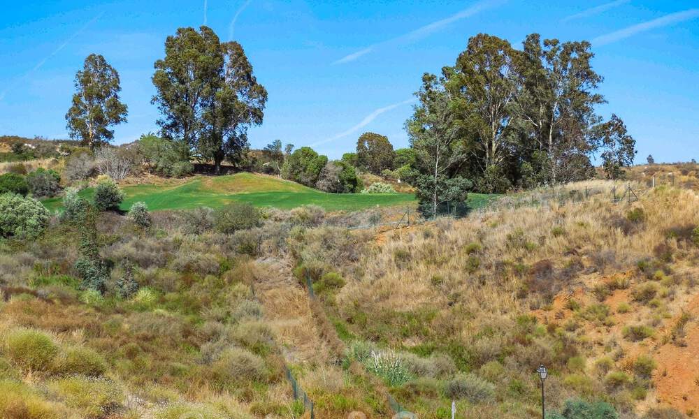 Moderne, luxevilla te koop in een golfresort in Mijas aan de Costa del Sol met panoramisch uitzicht op het landschap en de zee 38936