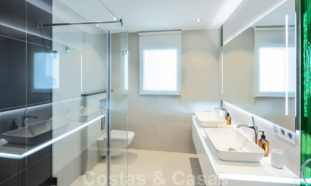 Eigentijdse, uitstekend gelegen luxevilla te koop in een afgeschermde woonwijk, eerstelijns golf Las Brisas te Nueva Andalucia, Marbella 39046