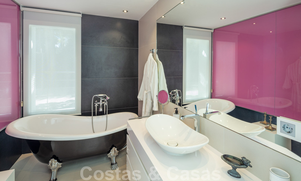 Eigentijdse, uitstekend gelegen luxevilla te koop in een afgeschermde woonwijk, eerstelijns golf Las Brisas te Nueva Andalucia, Marbella 39048