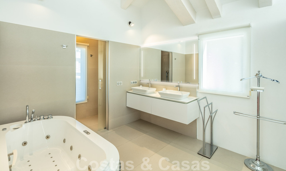 Eigentijdse, uitstekend gelegen luxevilla te koop in een afgeschermde woonwijk, eerstelijns golf Las Brisas te Nueva Andalucia, Marbella 39049