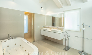 Eigentijdse, uitstekend gelegen luxevilla te koop in een afgeschermde woonwijk, eerstelijns golf Las Brisas te Nueva Andalucia, Marbella 39049 