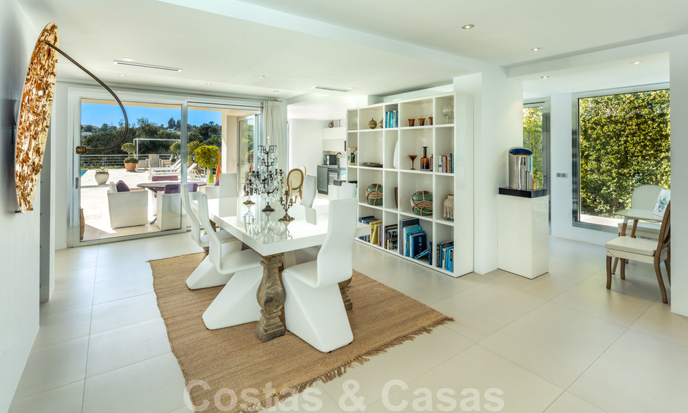 Eigentijdse, uitstekend gelegen luxevilla te koop in een afgeschermde woonwijk, eerstelijns golf Las Brisas te Nueva Andalucia, Marbella 39057