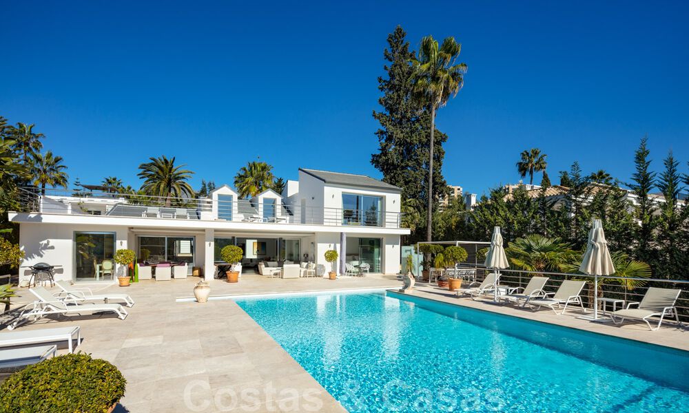 Eigentijdse, uitstekend gelegen luxevilla te koop in een afgeschermde woonwijk, eerstelijns golf Las Brisas te Nueva Andalucia, Marbella 39064