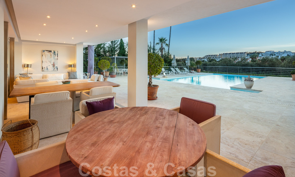 Eigentijdse, uitstekend gelegen luxevilla te koop in een afgeschermde woonwijk, eerstelijns golf Las Brisas te Nueva Andalucia, Marbella 39068