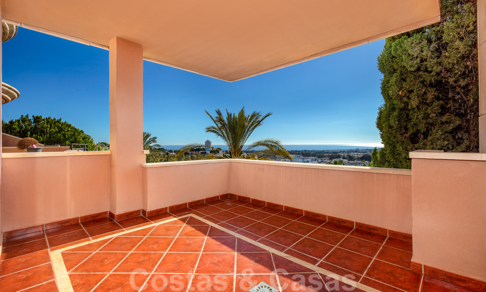 Ruim appartement te koop met panoramisch zeezicht in golfresort te Nueva Andalucia, Marbella 39146