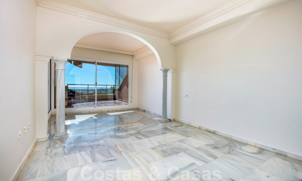 Ruim appartement te koop met panoramisch zeezicht in golfresort te Nueva Andalucia, Marbella 39149