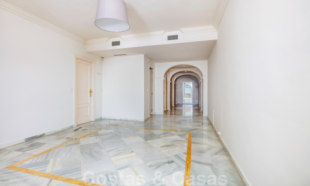 Ruim appartement te koop met panoramisch zeezicht in golfresort te Nueva Andalucia, Marbella 39156