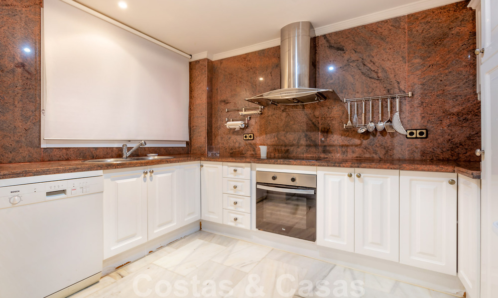 Ruim appartement te koop met panoramisch zeezicht in golfresort te Nueva Andalucia, Marbella 39158