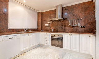 Ruim appartement te koop met panoramisch zeezicht in golfresort te Nueva Andalucia, Marbella 39158 