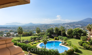 Ruim appartement te koop met panoramisch zeezicht in golfresort te Nueva Andalucia, Marbella 39159 