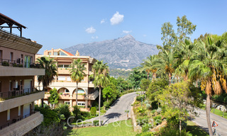 Ruim appartement te koop met panoramisch zeezicht in golfresort te Nueva Andalucia, Marbella 39160 