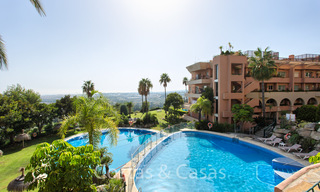 Ruim appartement te koop met panoramisch zeezicht in golfresort te Nueva Andalucia, Marbella 39163 