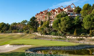 Ruim appartement te koop met panoramisch zeezicht in golfresort te Nueva Andalucia, Marbella 39669 