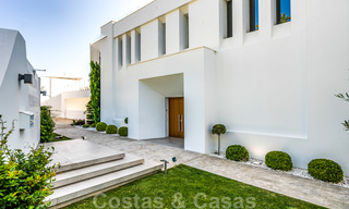 Adembenemende, ultramoderne, luxevilla te koop met panoramisch zeezicht in Nueva Andalucia, Marbella, op wandelafstand van Puerto Banus 39211 