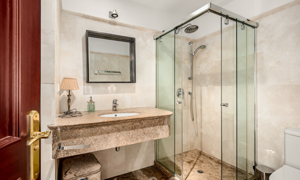 Luxevilla in sfeervolle, Mediterrane bouwstijl te koop met zeezicht in een vijfsterren golfresort in Benahavis - Marbella 39285