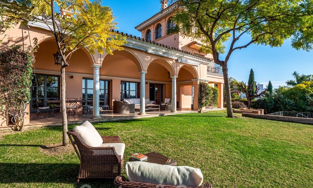 Luxevilla in sfeervolle, Mediterrane bouwstijl te koop met zeezicht in een vijfsterren golfresort in Benahavis - Marbella 39297