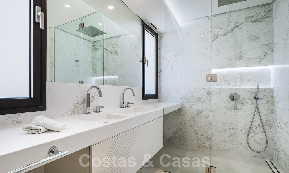 Instapklare, modernistische luxevilla te koop, nabij het strand en Puerto Banus, op de Golden Mile in Marbella 39359