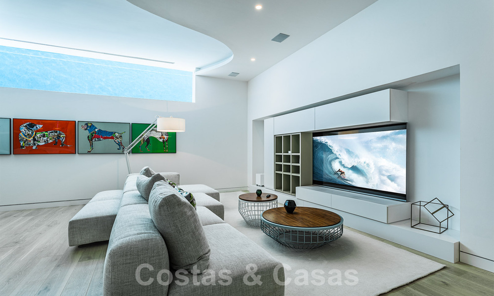 Instapklare, modernistische luxevilla te koop, nabij het strand en Puerto Banus, op de Golden Mile in Marbella 39376