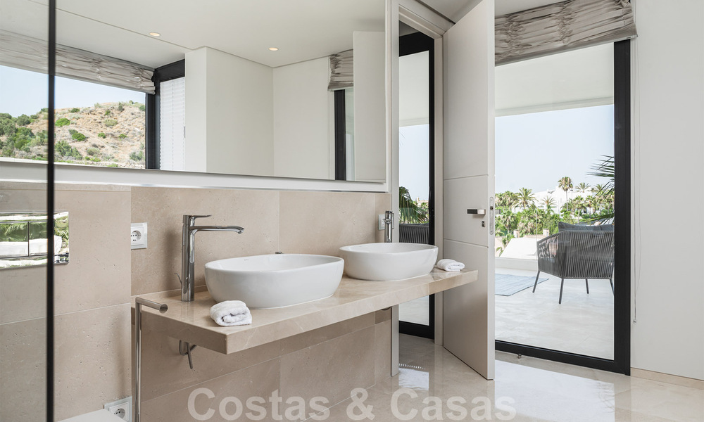 Moderne luxevilla te koop in een afgesloten woonwijk in Nueva Andalucia, Marbella 39381