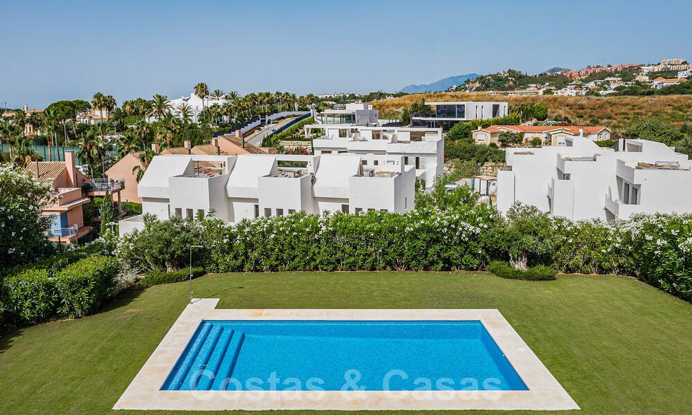 Moderne luxevilla te koop in een afgesloten woonwijk in Nueva Andalucia, Marbella 39385
