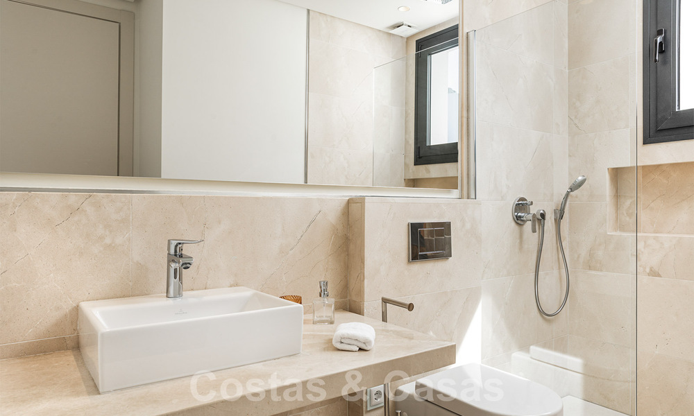 Moderne luxevilla te koop in een afgesloten woonwijk in Nueva Andalucia, Marbella 39391