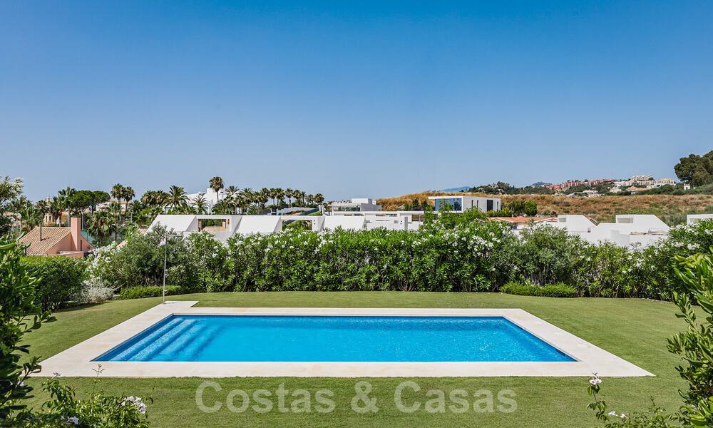 Moderne luxevilla te koop in een afgesloten woonwijk in Nueva Andalucia, Marbella 39396
