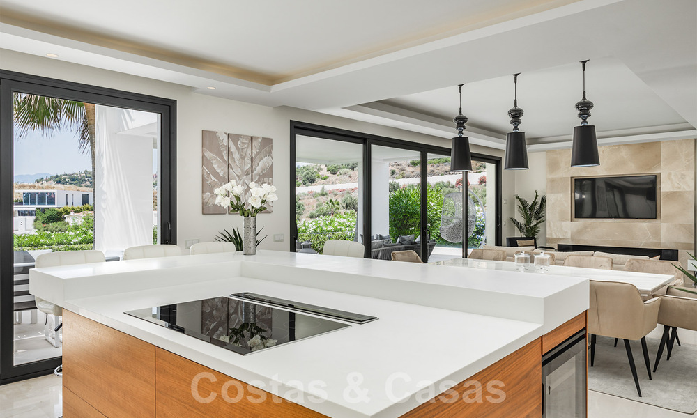 Moderne luxevilla te koop in een afgesloten woonwijk in Nueva Andalucia, Marbella 39403