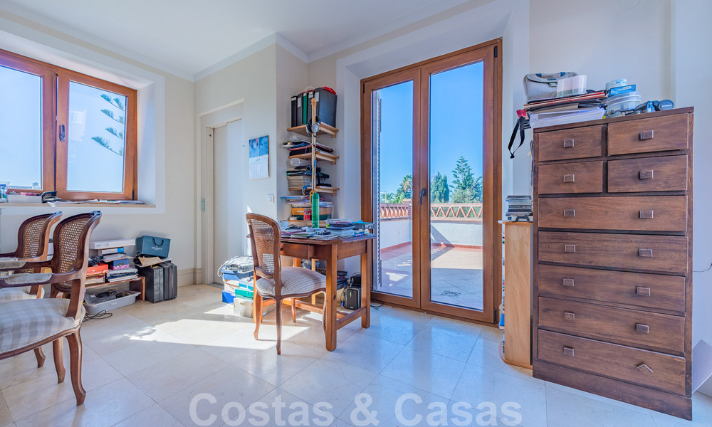 Spaanse villa koop in beachside urbanisatie op de Golden Mile in Marbella 39430