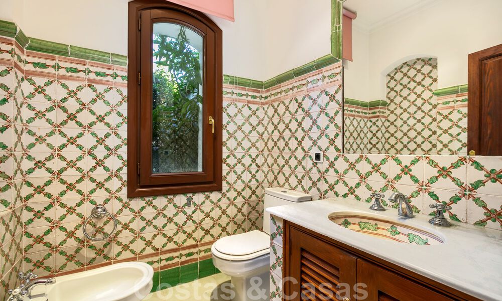 Luxevilla in Mediterrane stijl te koop op wandelafstand van het strand, de golfbaan en voorzieningen in het prestigieuze Guadalmina Baja te Marbella 39557