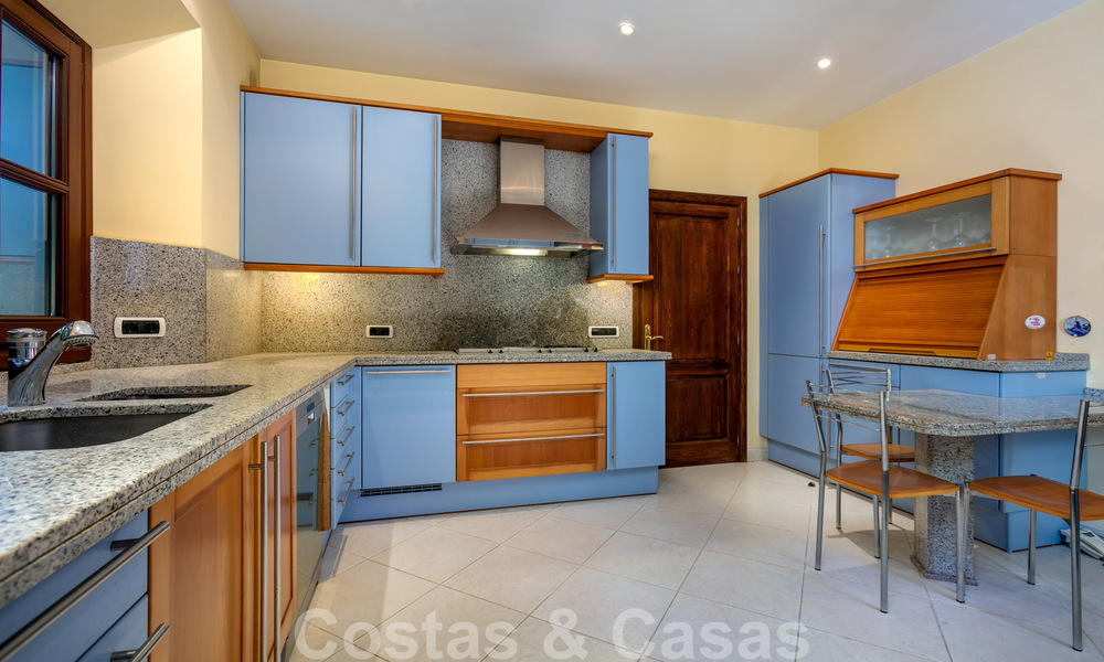 Luxevilla in Mediterrane stijl te koop op wandelafstand van het strand, de golfbaan en voorzieningen in het prestigieuze Guadalmina Baja te Marbella 39570