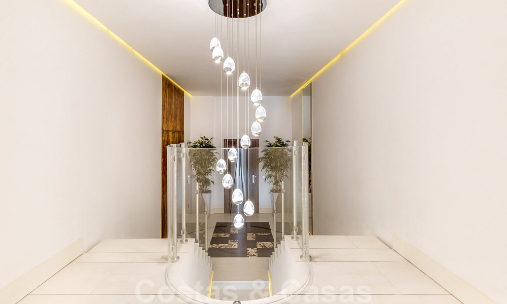 Eigentijds gerenoveerd, eerstelijns strand appartement te koop in Gray D’Albion in Puerto Banus, Marbella 39758