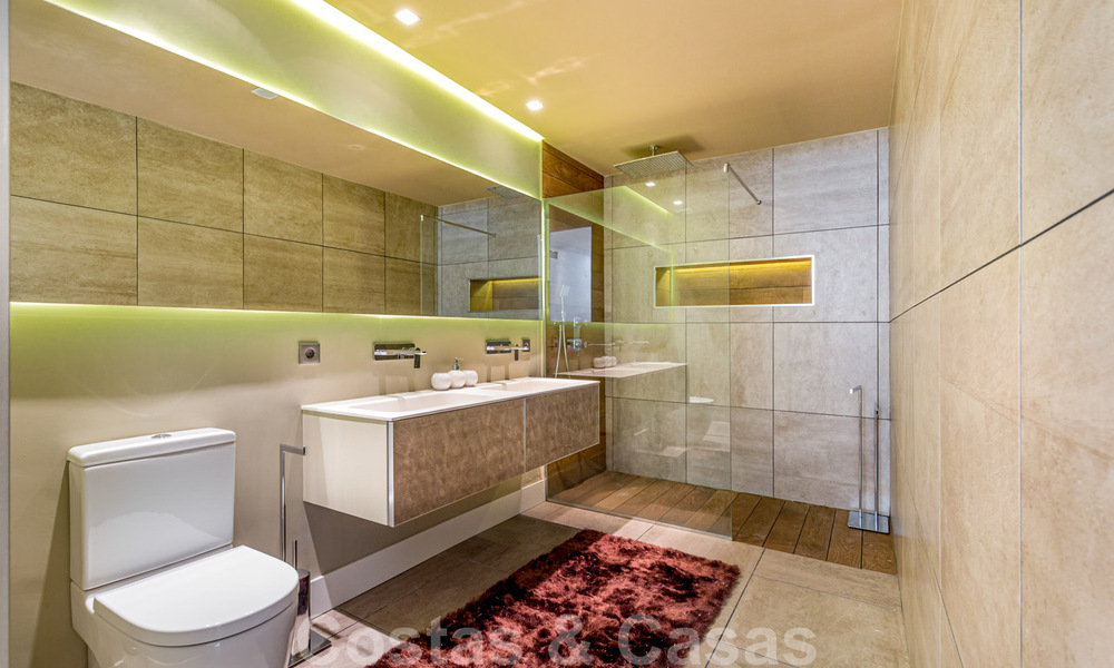 Eigentijds gerenoveerd, eerstelijns strand appartement te koop in Gray D’Albion in Puerto Banus, Marbella 39761