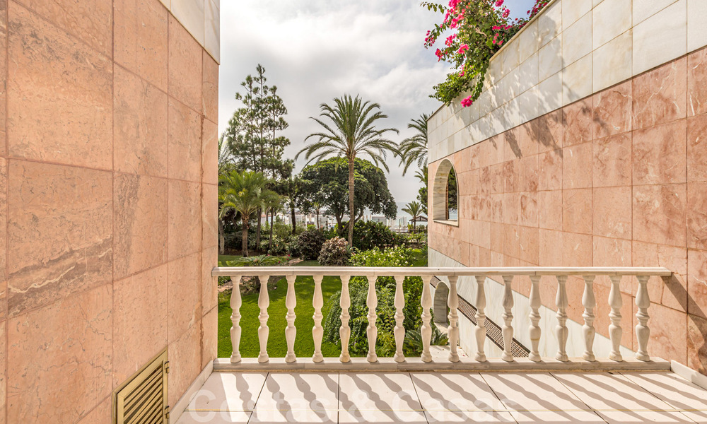 Eigentijds gerenoveerd, eerstelijns strand appartement te koop in Gray D’Albion in Puerto Banus, Marbella 39767