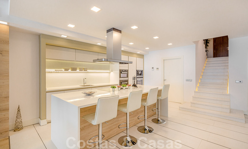 Eigentijds gerenoveerd, eerstelijns strand appartement te koop in Gray D’Albion in Puerto Banus, Marbella 39769