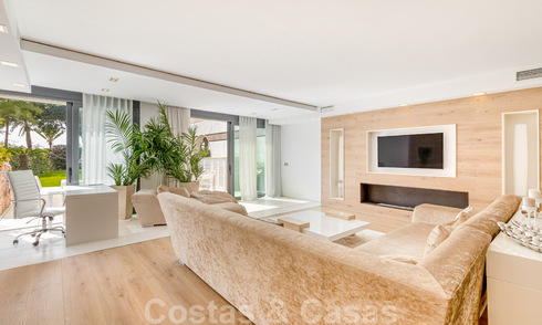 Eigentijds gerenoveerd, eerstelijns strand appartement te koop in Gray D’Albion in Puerto Banus, Marbella 39775