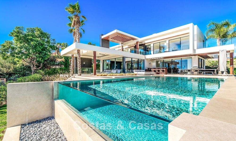 Moderne, architecturale villa met panoramisch zeezicht te koop in een vijfsterren golfresort in Marbella - Benahavis 791725