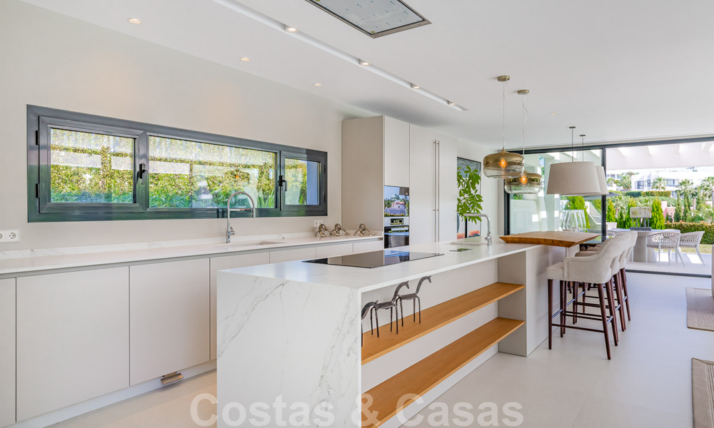 Instapklare, meesterlijke, moderne, hedendaagse villa te koop in Nueva Andalucia, Marbella 39884
