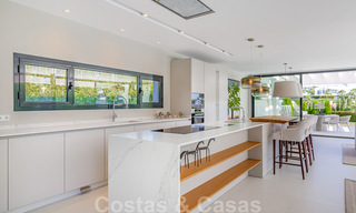 Instapklare, meesterlijke, moderne, hedendaagse villa te koop in Nueva Andalucia, Marbella 39884 
