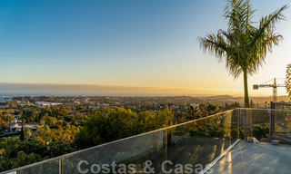Riante, architecturale villa te koop met spectaculair open zeezicht in een gated community in Benahavis - Marbella 39932 