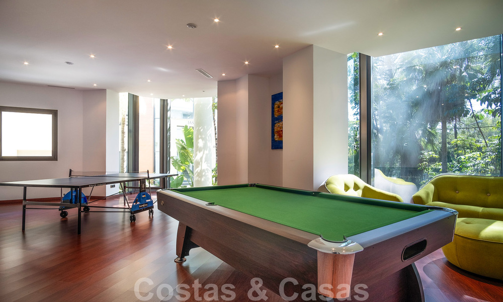 Sensationeel, luxueus, duplex appartement te koop, met privézwembad, in een vijfsterren eerstelijnstrand complex, Puerto Banus, Marbella 40098