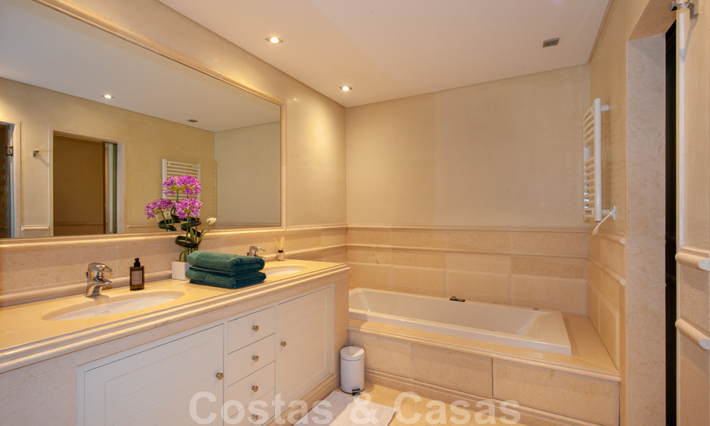Ruim, luxe appartement te koop met zeezicht, in een eerstelijnstrand complex op de New Golden Mile tussen Marbella en Estepona 39992